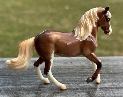 BREYER BREYERFEST SR #B-BF-10098 STABLEMATE WILD THINGS GLOSSY CHESTNUT PAINT