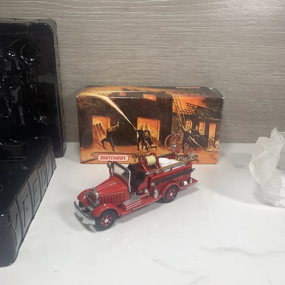 Modelos Matchbox de camión de bomberos de antaño serie 1935 Mack AB camión de bomberos YFE15 Foto 2 de 4