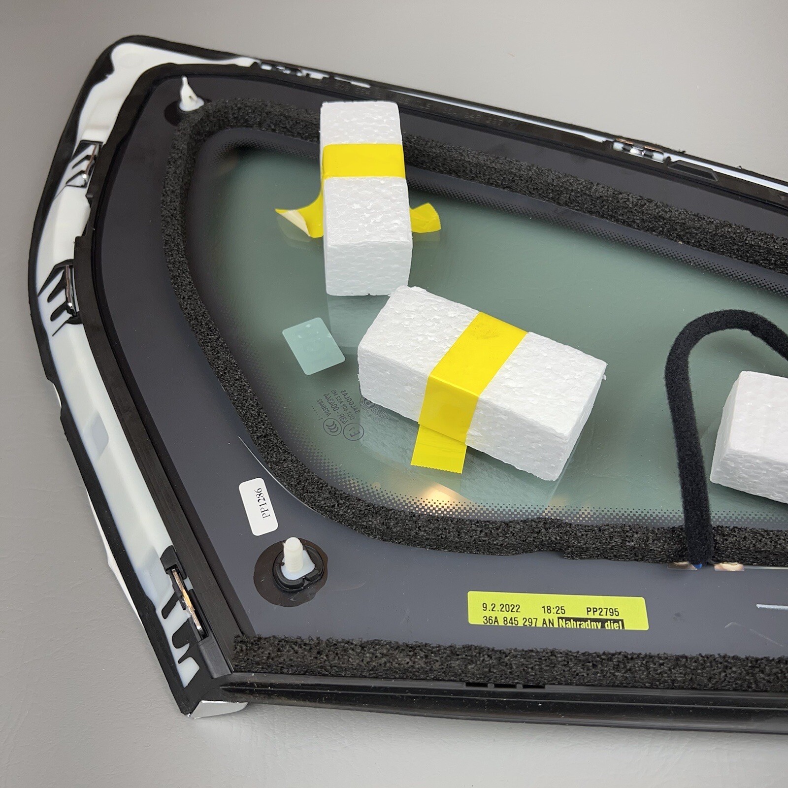 2016-23 BENTLEY BENTAYGA REAR LEFT GLASS QUARTER VENT WINDOW CORNER PANEL TRIM