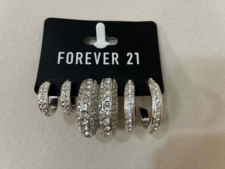 Pendientes de aro Forever 21 tono plata con estrás 3 pares ¡Nuevos y hermosos! Foto 2 de 2