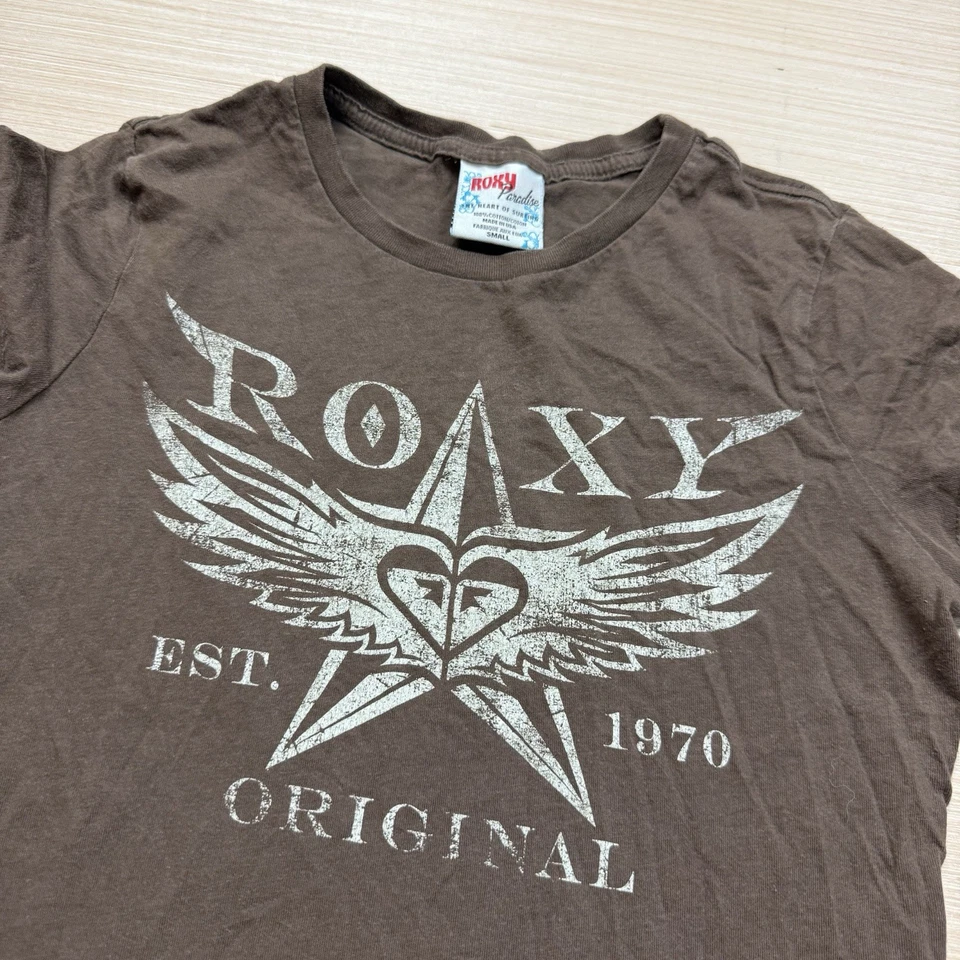 Camiseta pequeña vintage Y2K Roxy para mujer Babydoll Top Surf Mall alas góticas corazón Foto 3 de 4