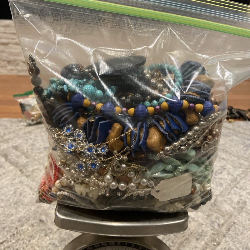 5.5lbs Of Wearable Fashion Costume necklaces mystery Jewelry Grab Bag Lot #1