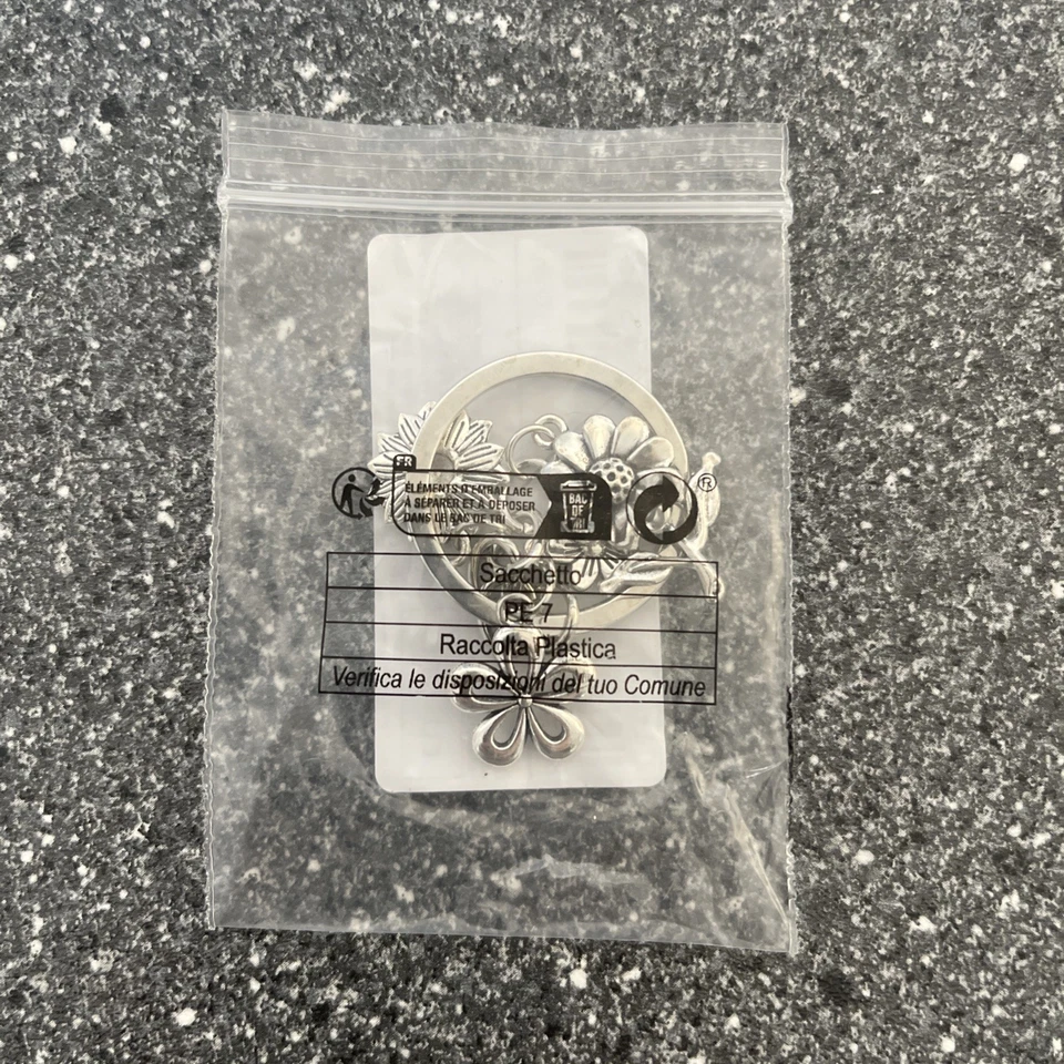 Pretty Keyring With 4 Silvery Flower Charms. Super Gift! BNIB - Image 3 of 3