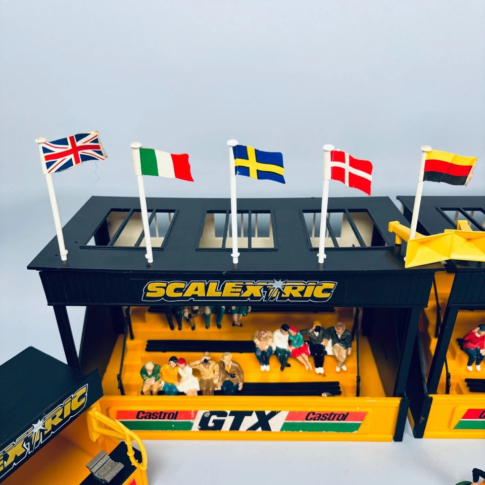 FIGURAS X2 FIGURAS VINTAGE SCALEXTRIC C705 TRIBUNA X2 C703 Y C639 PIT STOP EDIFICIOS - Imagen 3 de 4