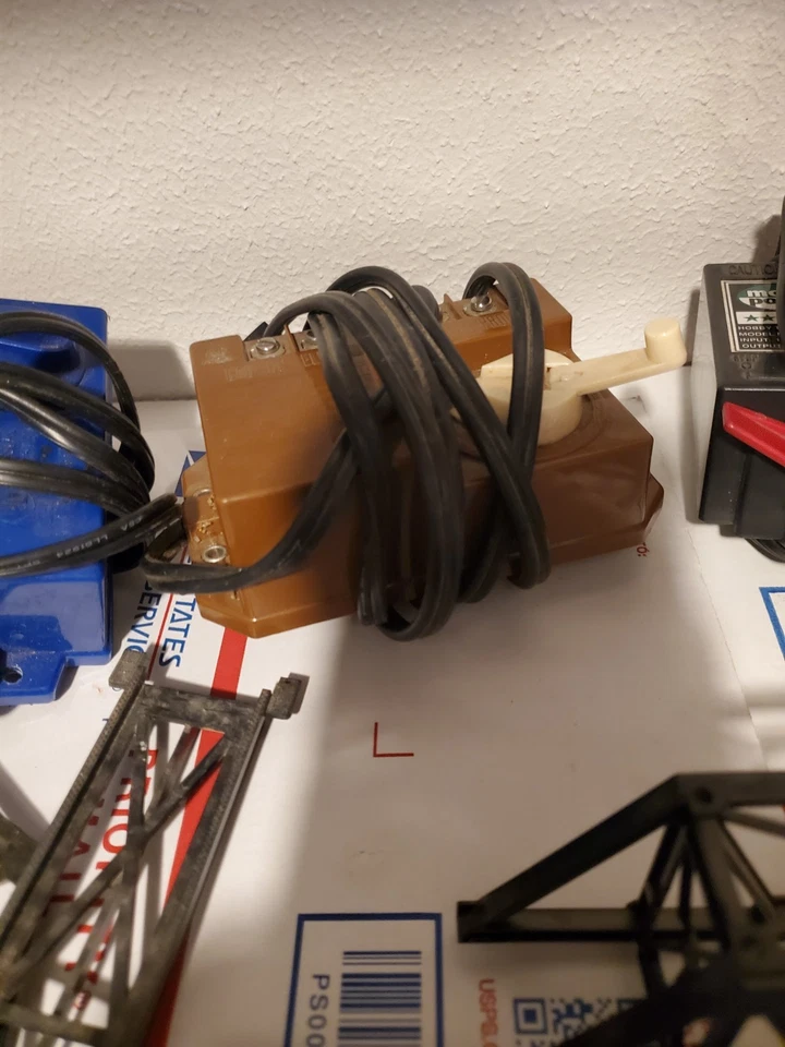 READ[] 4 Hobby Transformers HO Scale & Bridge Parts  - Image 3 of 4