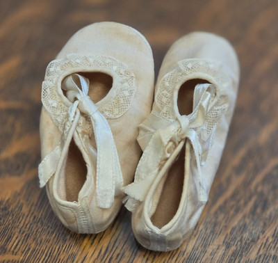 Vintage Pair of Mrs. Day's Ideal Baby Shoes in Original Box - Size 1 White