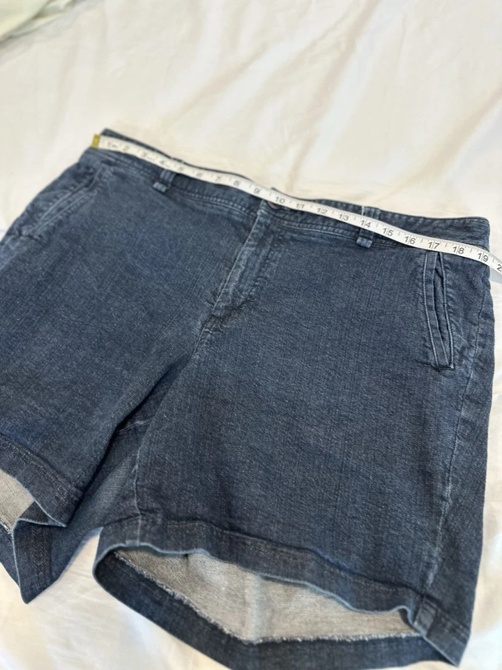 Dockers Women’s Sz: 18W Dark Wash Flat Front Chino Shorts. Slash Pockets. - Image 3 of 4