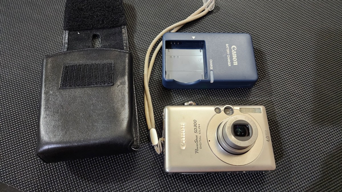 Canon Powershot SD300 Digital Elph Camera Bundle w Battery Charger