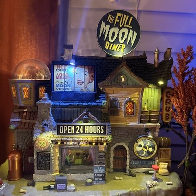 Lemax Spooky Town The Full Moon Diner Halloween Village   Wolfman So Cool! Works