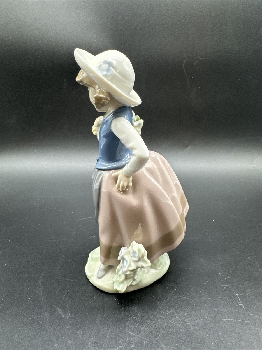 Lladro Daisa 1983 Girl Flowers #5221 Handmade in Spain Sweet Scent