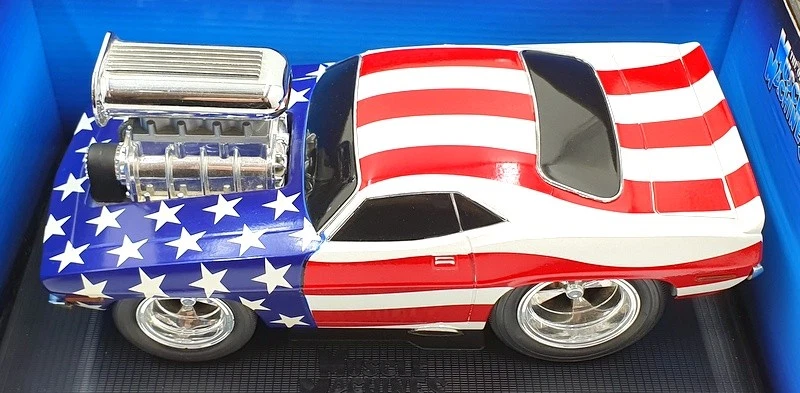 Muscle Machine 1/18 Scale Diecast 71168- 1970 Plymouth Cuda - USA Flag - Image 4 of 4