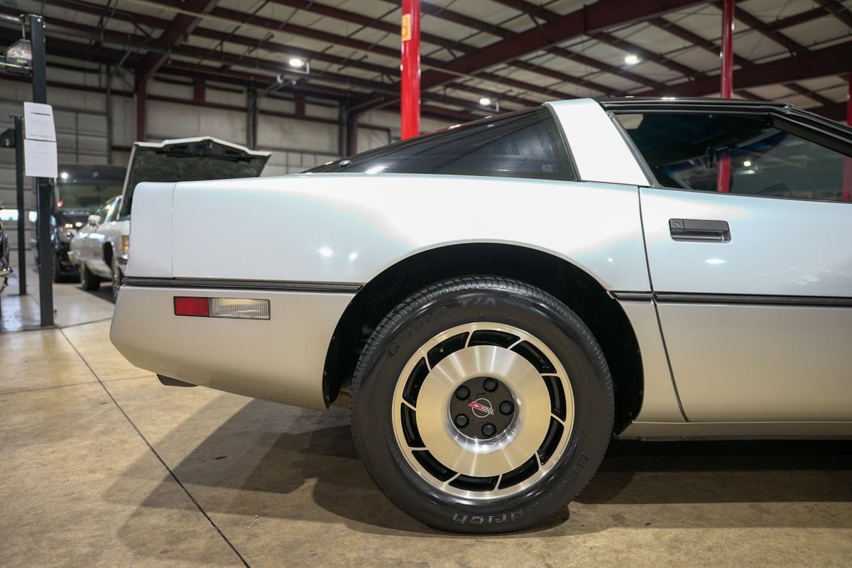 1985 Silver Metallic Chevrolet Corvette   | C4 Corvette Photo 9