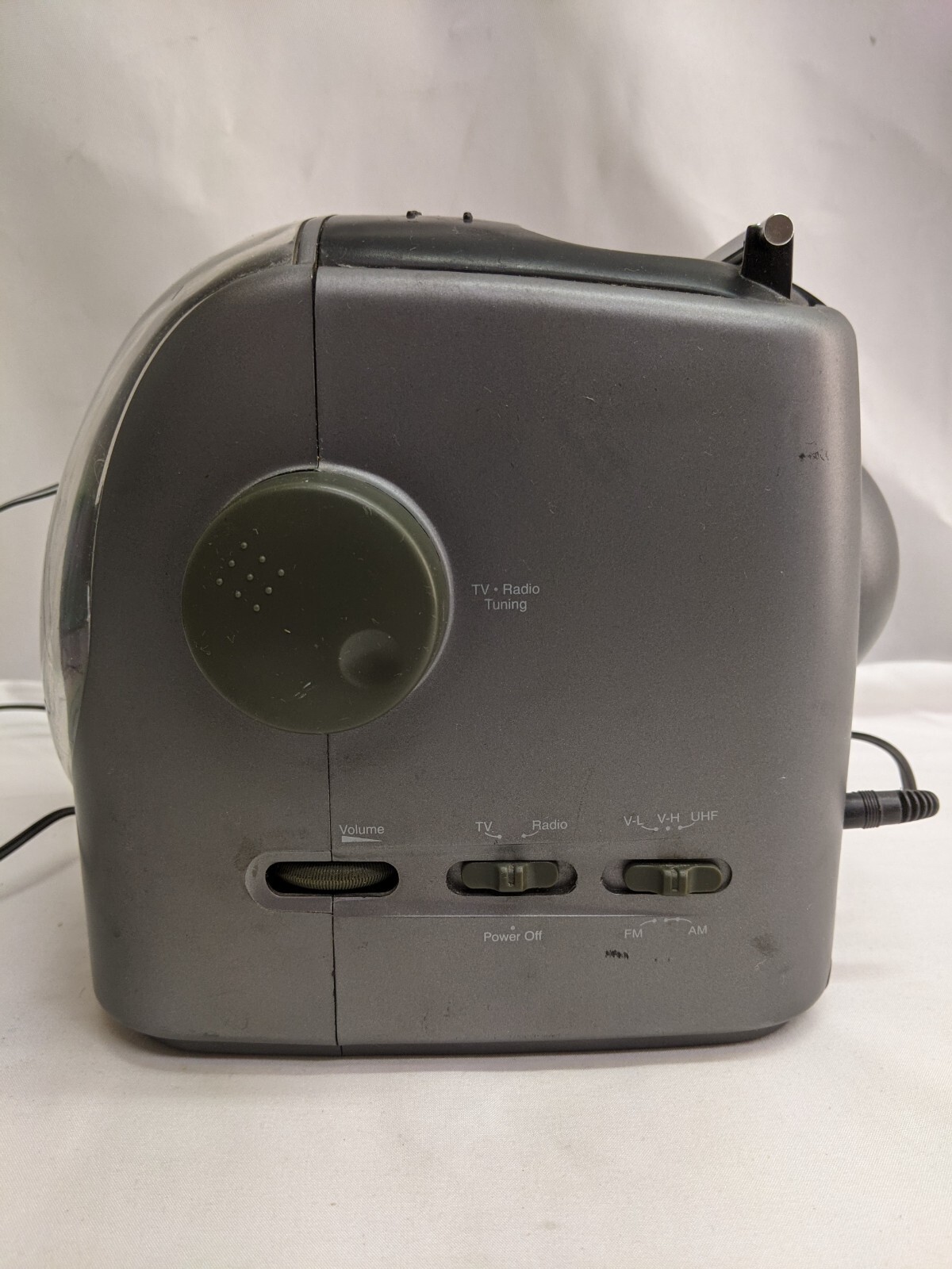 Vintage GPX TVP2 Black & White 5" Portable TV With AM FM Radio    LW