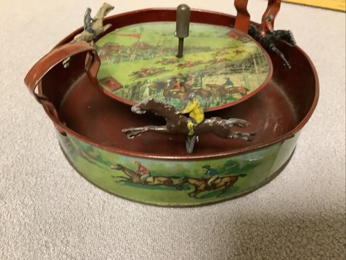 GIOCATTOLO DI LATTA VINTAGE CORSA DI CAVALLI GIOCO GIRADISCHI 6" GIRADISCHI VECCHIO GIOCO BAMBINI - Foto 3 di 11