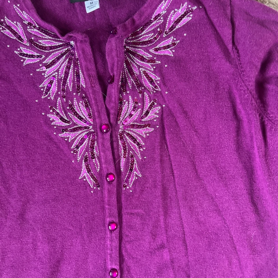 Bob Mackie Usable Arte Púrpura Bordado Lentejuelas Cárdigan Suéter, Talla M. Foto 3 de 4