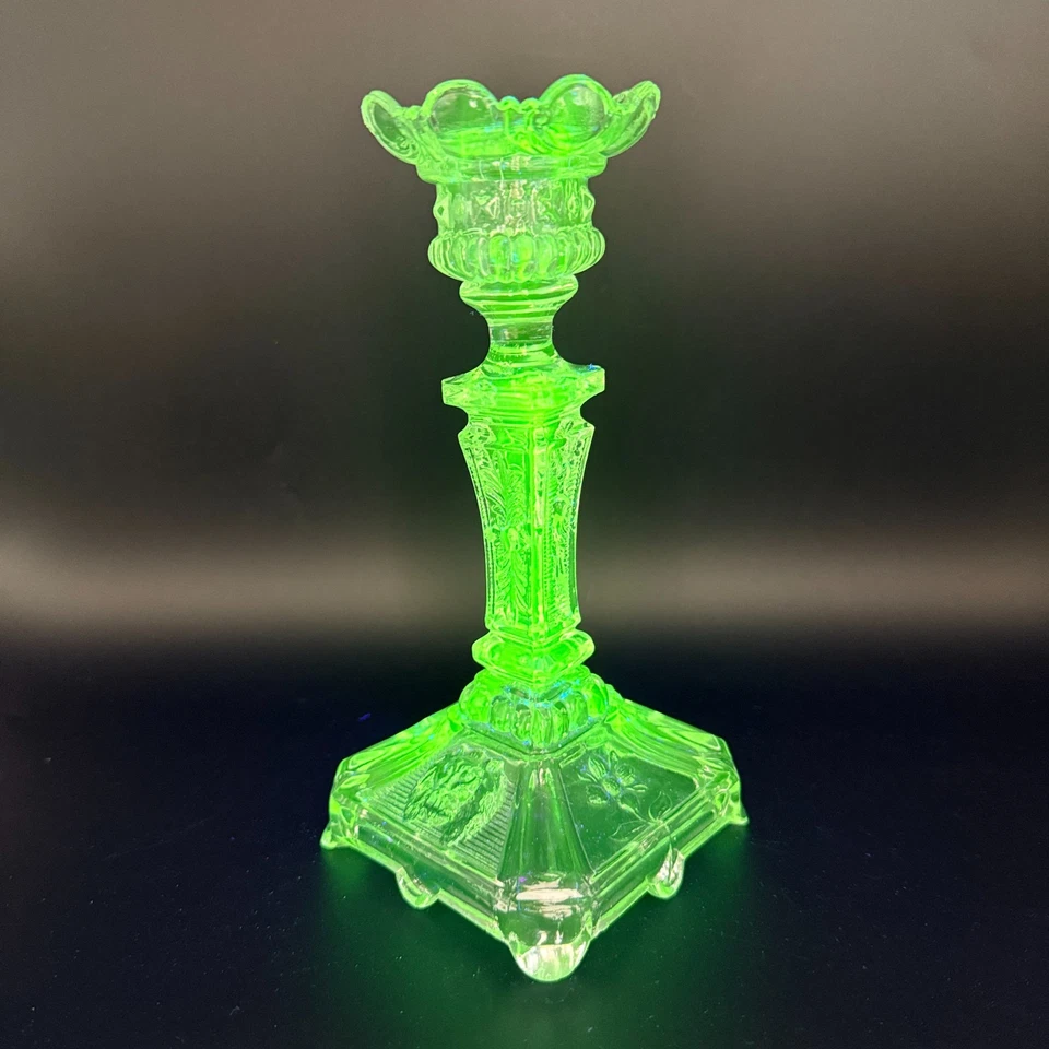 Antik Uranglas Kerzenständer Löwenkopf I Pressglas Fluoreszierend I Vaselineglas - Bild 4 von 4