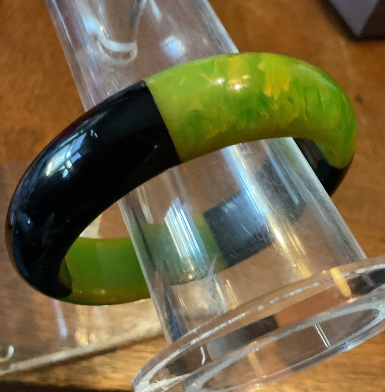 VINTAGE AND RARE  BAKELITE LAMINATED BANGLE BLACK AND GREEN THICK VVG