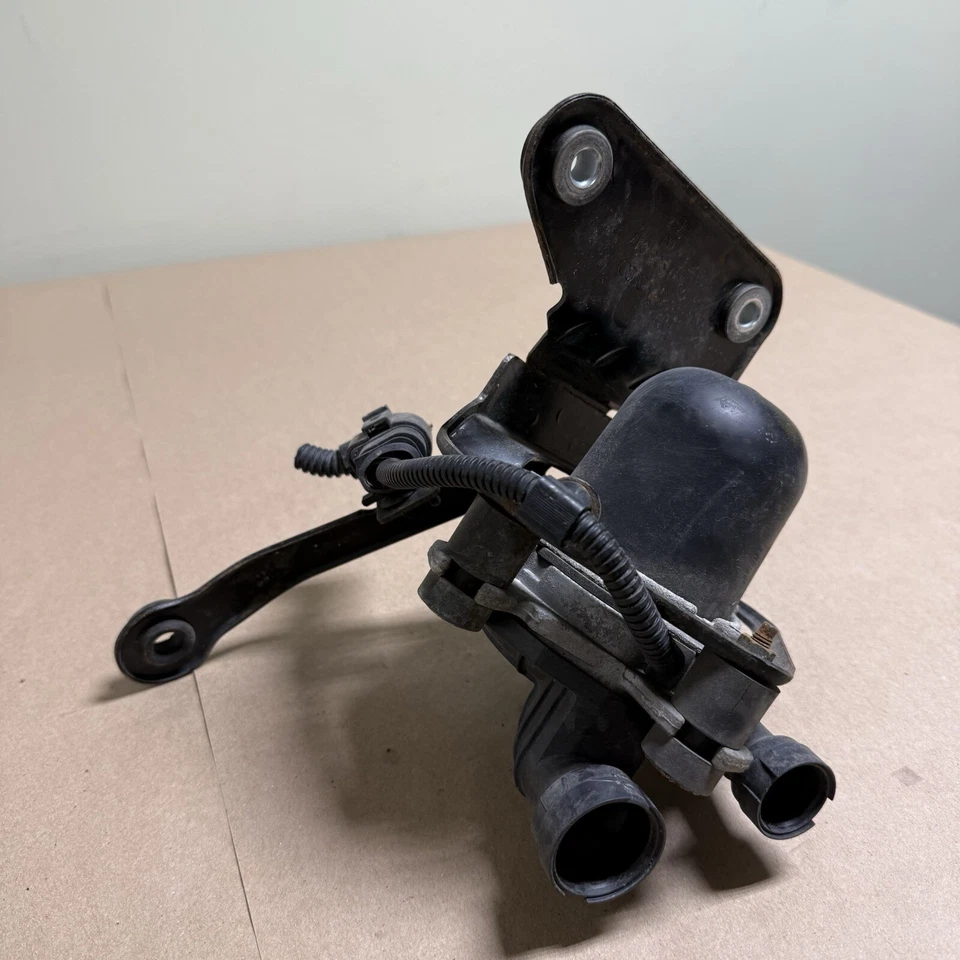 Bomba de aire para VW Volkswagen Beetle Jetta Passat Golf con soporte 07K959253A OEM R3 Foto 2 de 4