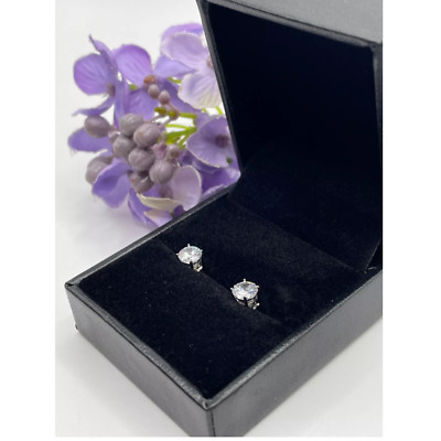 Rundschliff kreierte Diamant Ohrstecker in Weißgold veredelt auf Silber Box enthalten