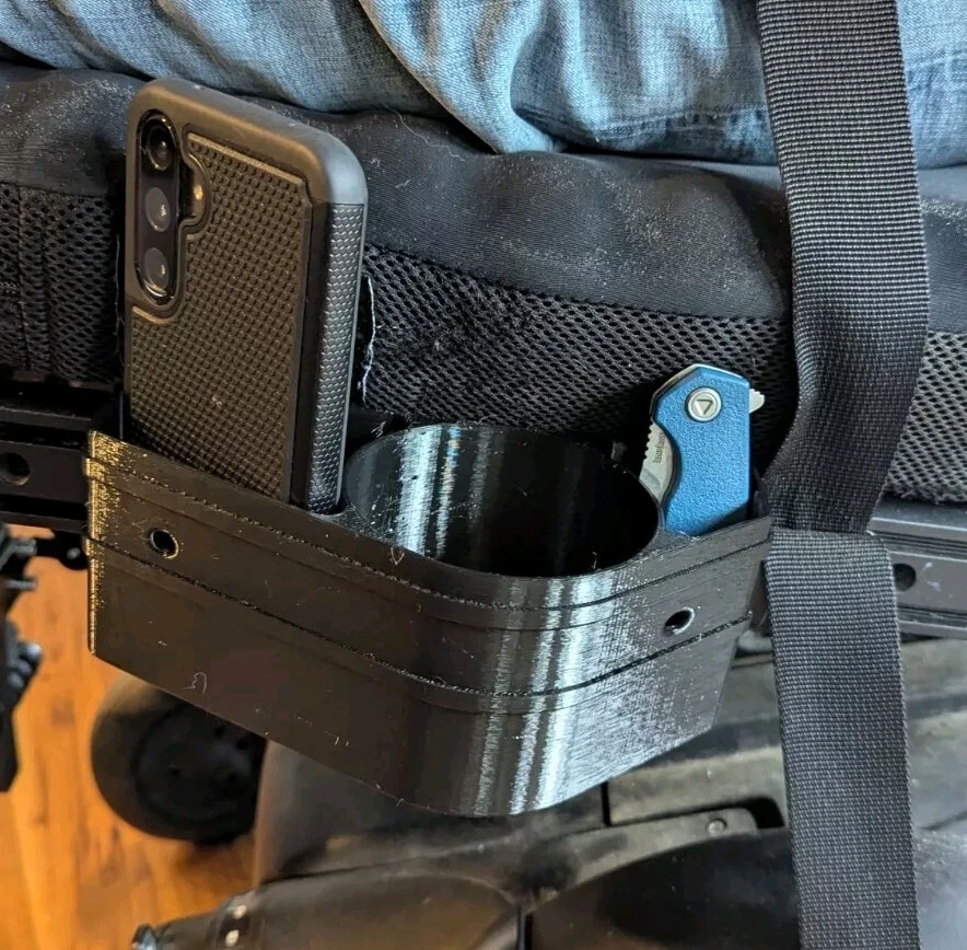 Porta-copo lateral e armazenamento para cadeiras de rodas elétricas PERMOBIL - Imagem 4 de 4