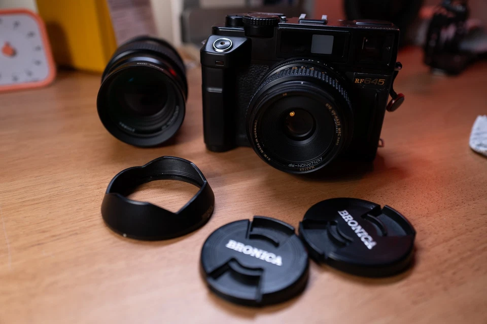 Cámara Bronica RF645 con lentes 65mm f/4 y 100mm f/4.5, ¡funcionando perfectamente!  Foto 2 de 4