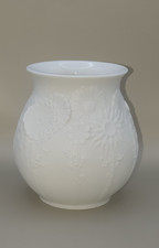 AK Kaiser Vase Biskuitporzellan weiß Relief Blumen M. Frey Vintage 1970er