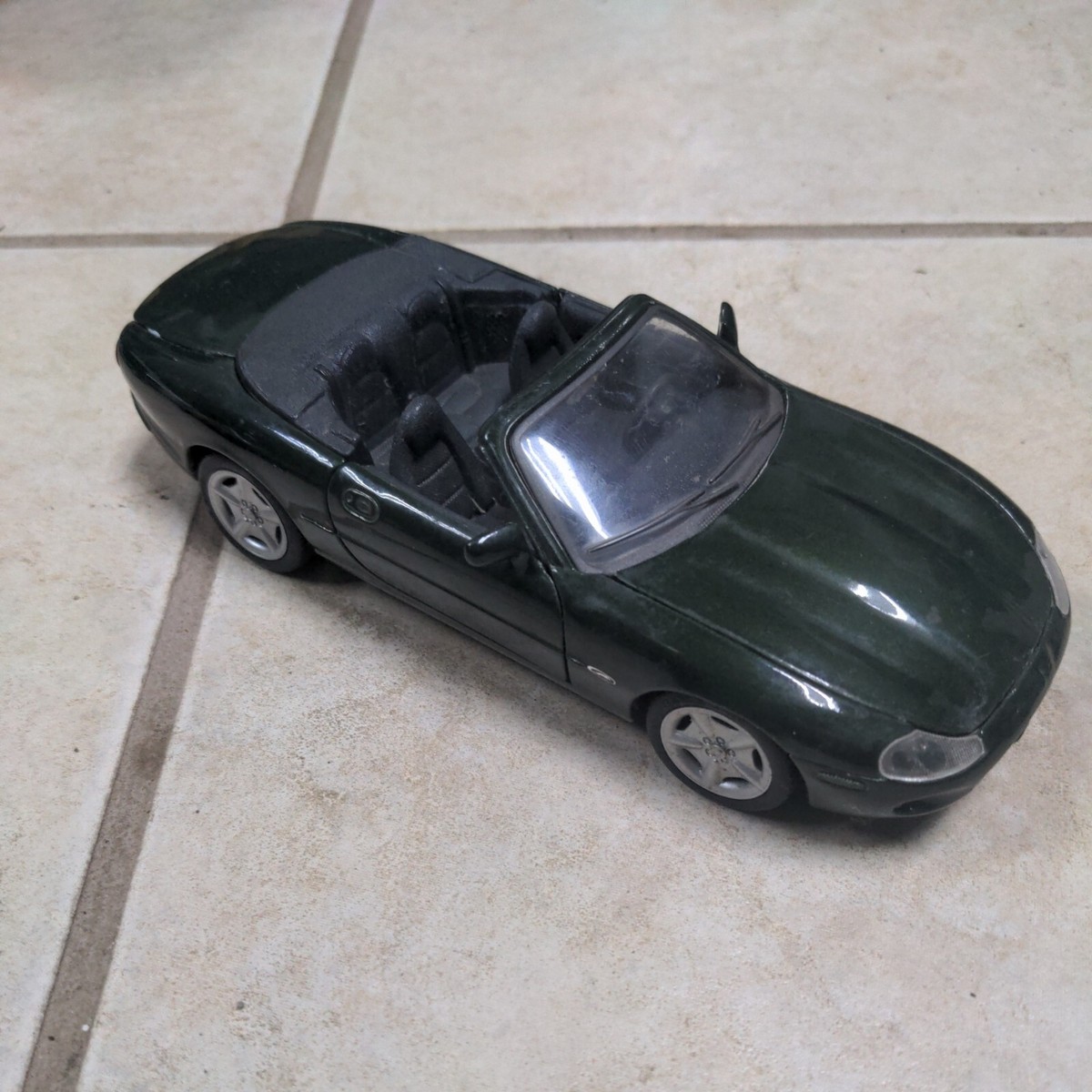 Maisto 1996 Jaguar XK8 Convertible Roadster 1:24 Scale Diecast Car