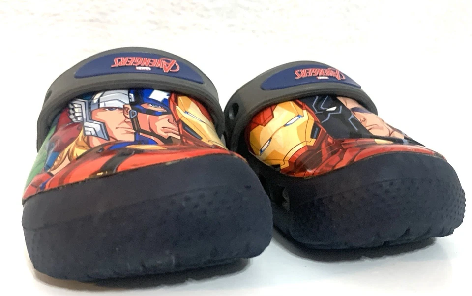 Zapatos zuecos CROCS Iconic Comfort para niños 6-8 sin cordones Marvel Avengers Foto 3 de 4