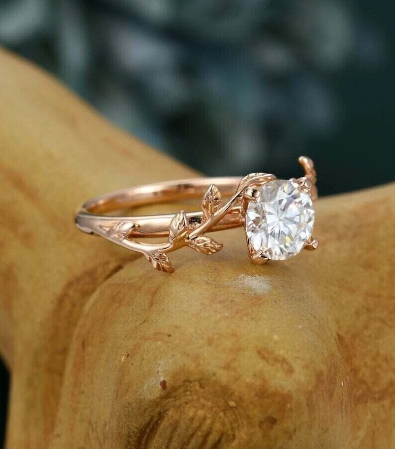 14k 镀玫瑰金 3 克拉圆形切割模拟钻石单颗订婚戒指 — 第 3/4 张图片