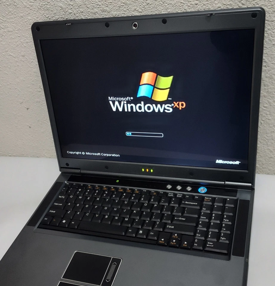 Portátil Alienware Clevo D900T Sager Pre Dell Retro Juegos Windows XP GeForce SSD Foto 3 de 4