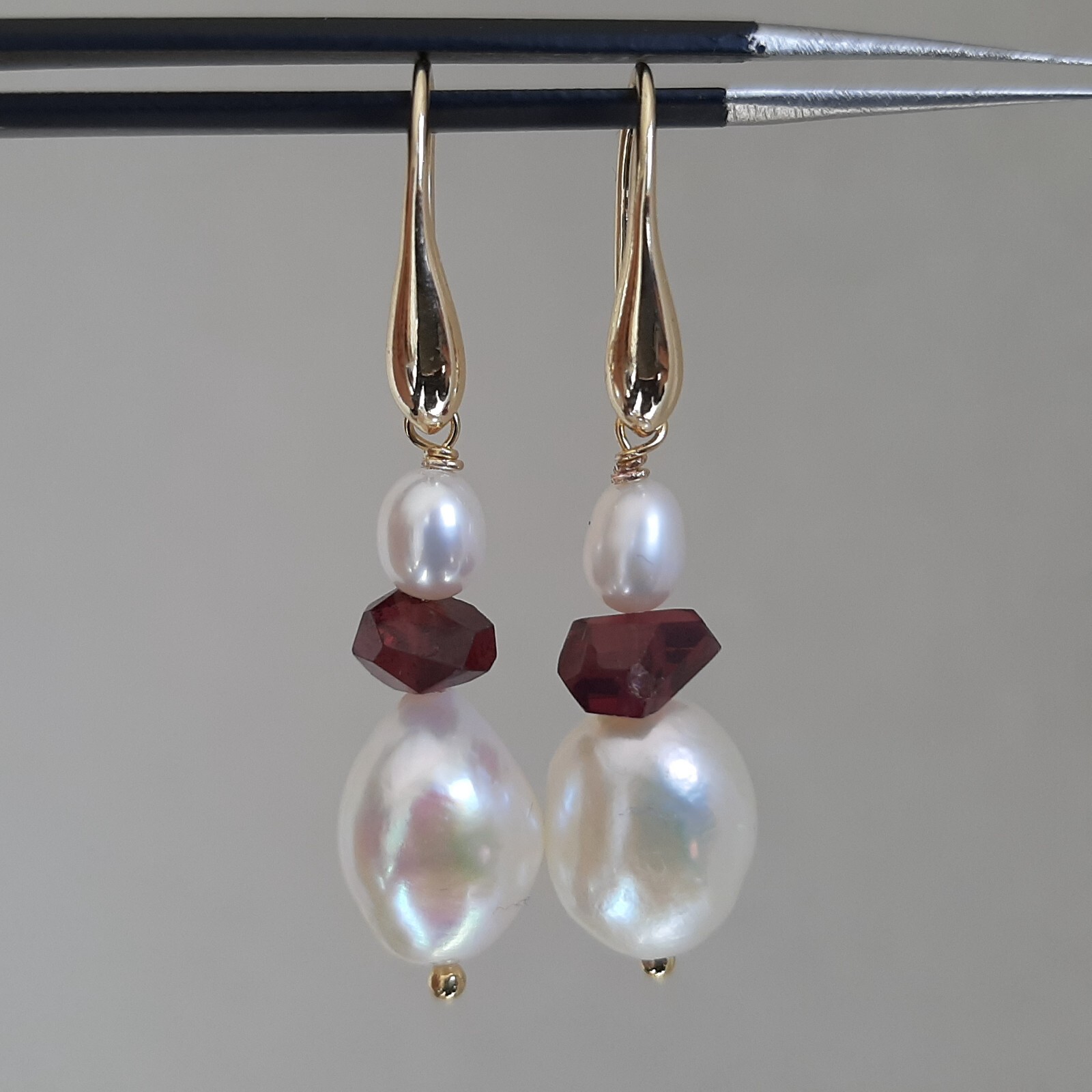 Boucles d'oreilles dormeuses en perles de culture blanche et grenat rouge précieux