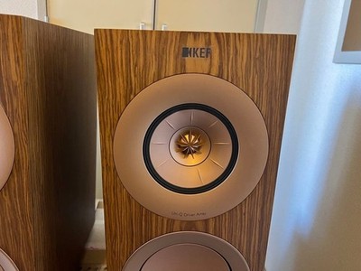 [WITH ORIGINAL BOX] KEF R3 Speakers