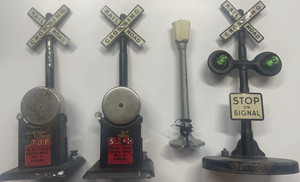 Lionel & Marx O Gauge 1:48 Mixed Lot 4pc Crossing Signals & No. 71 Lamp Post