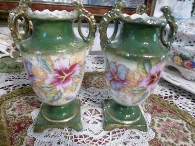 Antike handbemalte Porzellan Urne Vase mit Henkeln grüne Blätter rosa Blumen