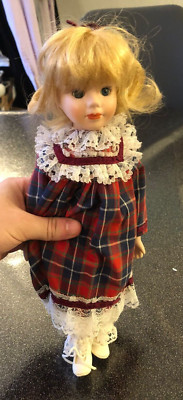 PORZELLANPUPPE - LANGE BLONDE HAARE IN EINEM SCHOTTENKARO-KLEID GEKLEIDET. HÖHE: 33 CM