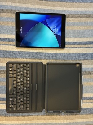 Apple iPad 9th Generation (Excellent Condition)   Bundle with Zagg Keyboard Case