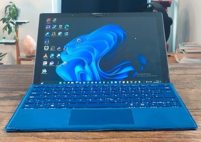 Microsoft Surface Pro 7 i5 / 8GB RAM - Teildefekt, mit Ladegerät