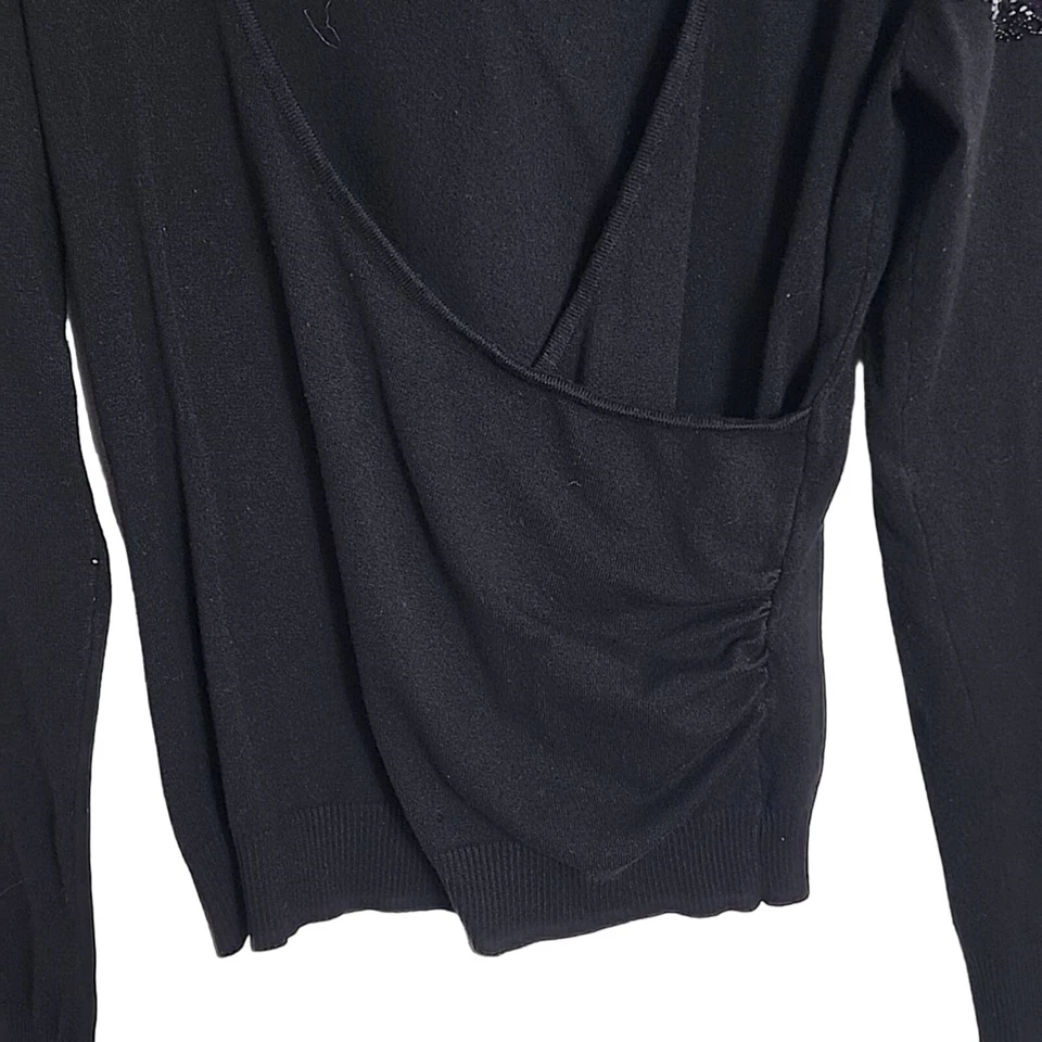 Suéter negro Attention con acento en un hombro, mediano Foto 3 de 4