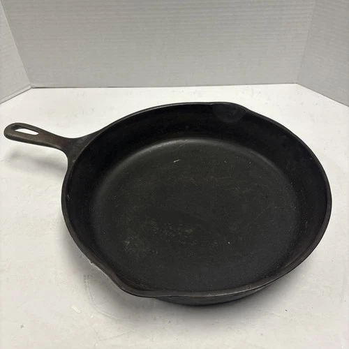 Vintage Wagner UNMARKED #10 Cast Iron Skillet 11 3/4 inch Double Spout