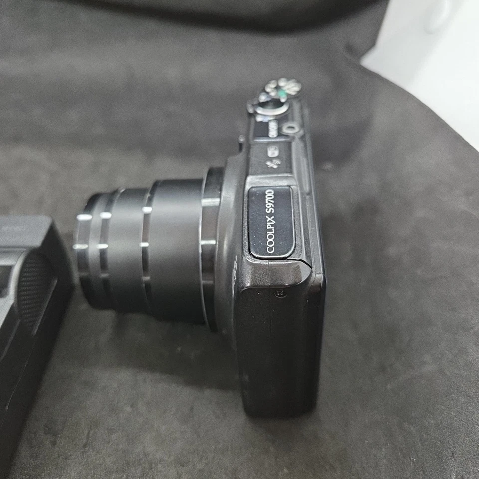 Nikon Coolpix S9700 Digital Camera – 30x Zoom – w/Battery & Charger - Image 3 of 4