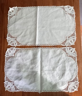 Paar Vintage edwardianische weiße Deckchen Tücher Tablett Matten handgefertigt Spitzenrand