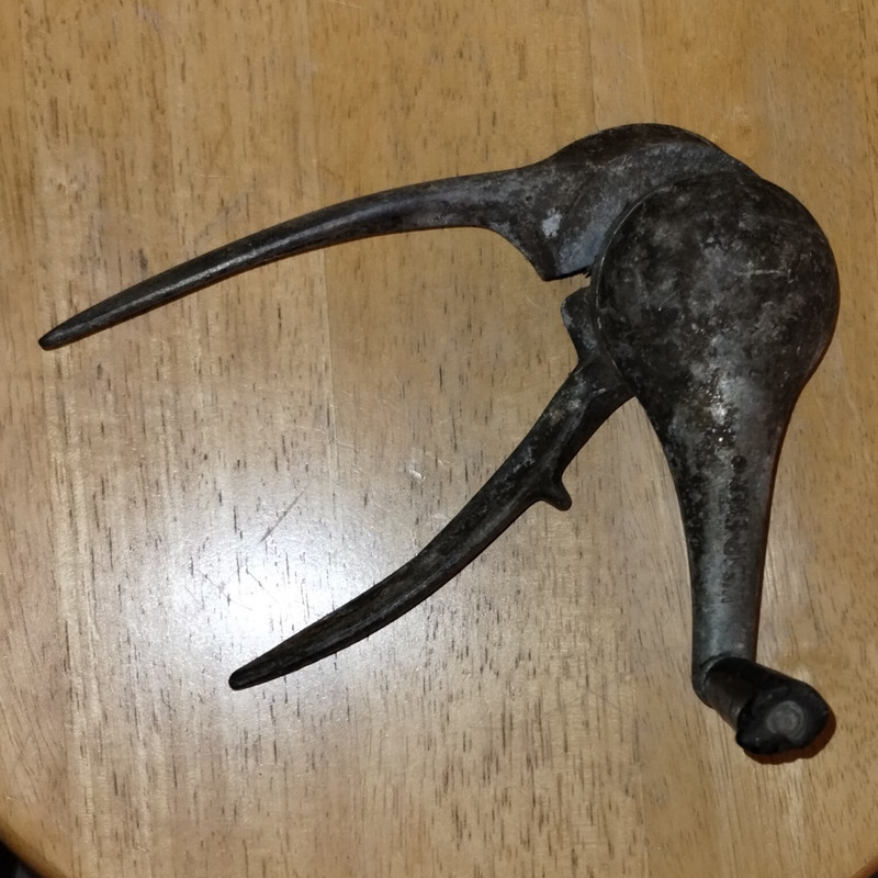 Wear-Ever Vintage Manual Metal Can Opener Hand Tool Kitchen Utensil Opener