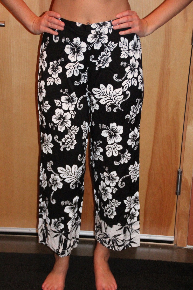 Pantalon Femme Baik Baik Honolulu - Noir, Perles Florales Blanches, Taille M, Style Chino, Neuf Avec étiquettes