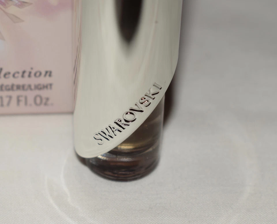 Aura by Swarovski Love Collection Eau De Toilette Travel Mini 0,17 fl. oz 5 ml UD2 Foto 3 de 4