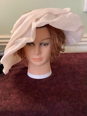 COOLE MASSGESCHNEIDERTE WARME CREME CHIFFON KREPP KRONELOSE MÜTZE EINSEITIGE SCHLEIFE VERZIERUNG