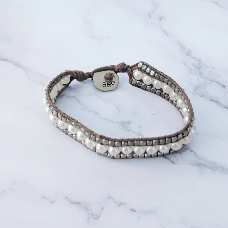 Pulsera American Eagle Outfitters AEO imitación perlas con borde marrón y metálico Foto 4 de 4