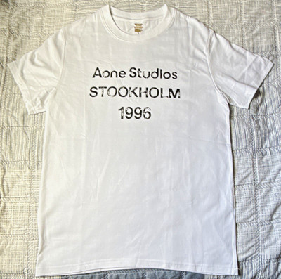 Acne Studios Herren T-Shirt S Weiß Logo Print Stockholm 1996 Kurzarm
