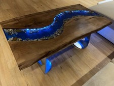 Mueble de comedor de madera de acacia hecha a mano con mesa epoxi azul natural