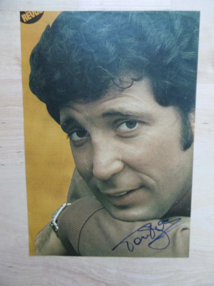 Tom Jones Autogramm signed A4 Magazinbild - Bild 1 von 1