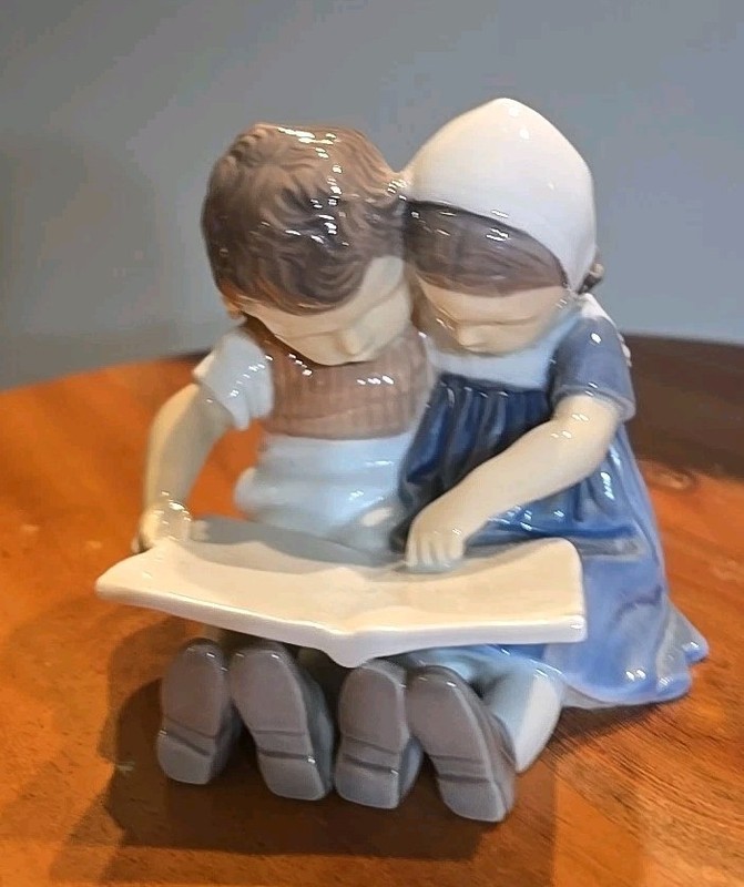 Bing & Grondahl Denmark Royal Copenhagen Figurine 1567 Boy Girl Reading Book